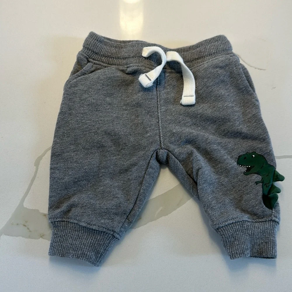 Carter’s baby gray green dinosaur t-Rex jogger sweatpants size 3 months 🩶🦖